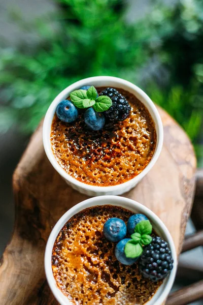 Yeşil Bitkiler A ile Koyu Arka Plan Üzerinde Çilek ile Creme Brulee