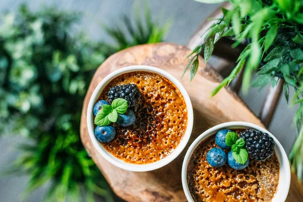 Yeşil Bitkiler A ile Koyu Arka Plan Üzerinde Çilek ile Creme Brulee