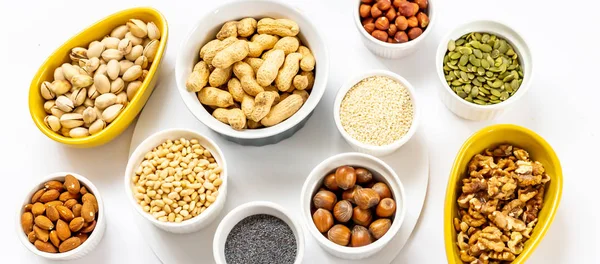 Panoramatický pohled na různý druh ořechů a semen na bílém zádech — Stock fotografie