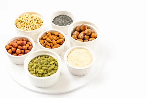 Vista dall'alto della varietà di noci e semi sullo sfondo bianco — Foto Stock