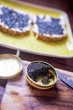 Kara havyarlı bir kavanoz Tahta Arka planda, Kum Hazırlama