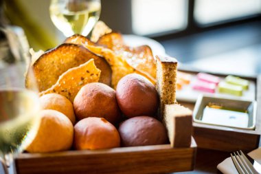 Ev yapımı tereyağı ve bir bardak beyaz şarapla taze pişmiş ekmek.