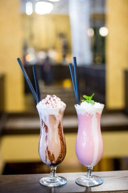 Çilekli ve çikolatalı milkshake. Krem şantili ve bataklıklı.