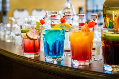 Barda Farklı Alkollü Kokteyller Seti