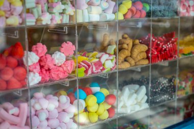 Noel için dükkandaki şekerler tezgahta.