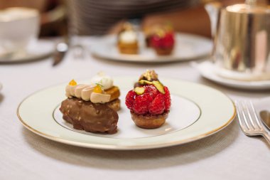 Tabakta farklı türde küçük kekler, geleneksel İngilizce 