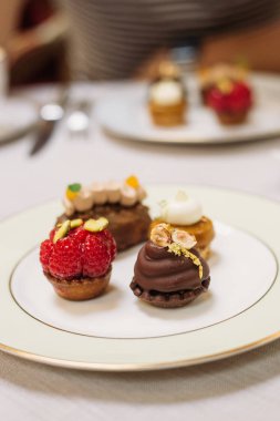 Tabakta farklı türde küçük kekler, geleneksel İngilizce 