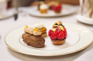 Tabakta farklı türde küçük kekler, geleneksel İngilizce 