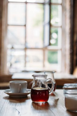 Modern Hippi Kafe 'sinde, Tahta Masa üzerinde bir fincan kahve.