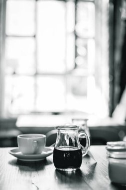 Modern Hippi Kafe 'sinde, Tahta Masa üzerinde bir fincan kahve.