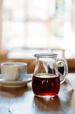 Modern Hippi Kafe 'sinde, Tahta Masa üzerinde bir fincan kahve.