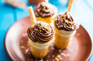 Vanilyalı Çikolatalı Kekler Mavi Arkaplanda Waffle Kupasında