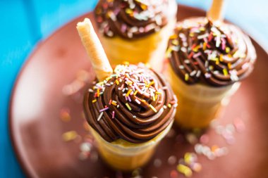 Vanilyalı Çikolatalı Kekler Mavi Arkaplanda Waffle Kupasında