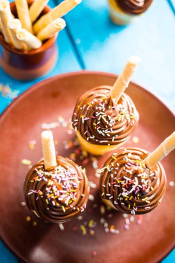 Vanilyalı Çikolatalı Kekler Mavi Arkaplanda Waffle Kupasında