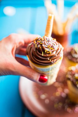 Vanilyalı Çikolatalı Kekler Mavi Arkaplanda Waffle Kupasında