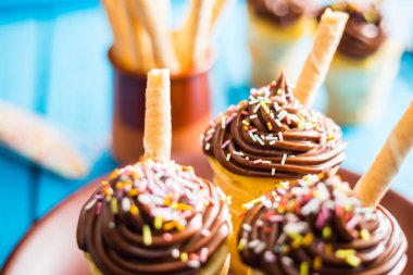 Vanilyalı Çikolatalı Kekler Mavi Arkaplanda Waffle Kupasında