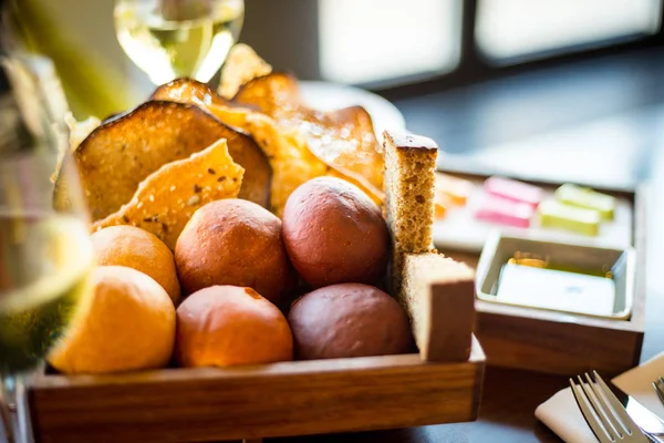 Vers gebakken brood met zelfgemaakte boter en glas witte wijn — Stockfoto