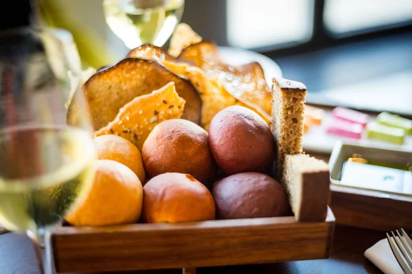 Свежеиспеченный хлеб с домашним маслом и бокалом белого вина — стоковое фото