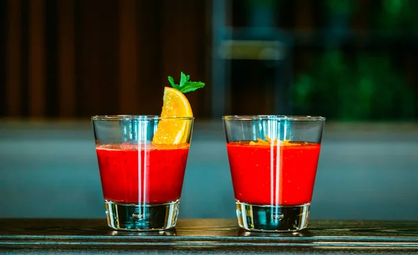 Dos vasos de batido (Fresa y Naranja, Manzana y Beetro — Foto de Stock