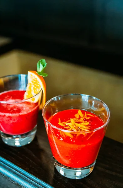 Dos vasos de batido (Fresa y Naranja, Manzana y Beetro — Foto de Stock