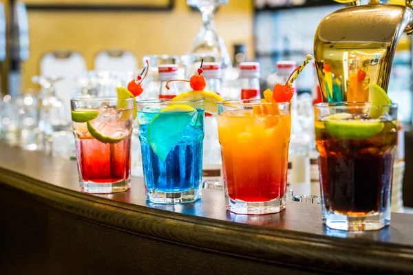 Barda Farklı Alkollü Kokteyller Seti