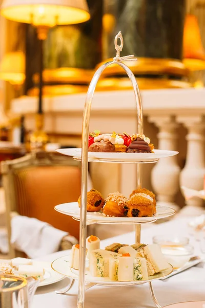 Güzel İngiliz Öğleden Sonra Kahvaltısı Tatlılarla Çay Töreni