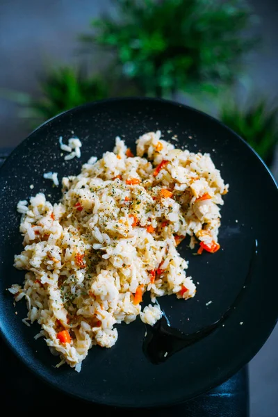 Risotto de pollo casero con cebolla y zanahoria sobre fondo oscuro —  Fotos de Stock