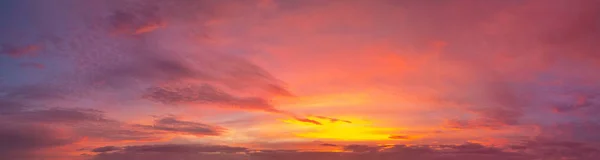 Tenerife Adası üzerindeki Kızıl Günbatımının muhteşem görüntüsü