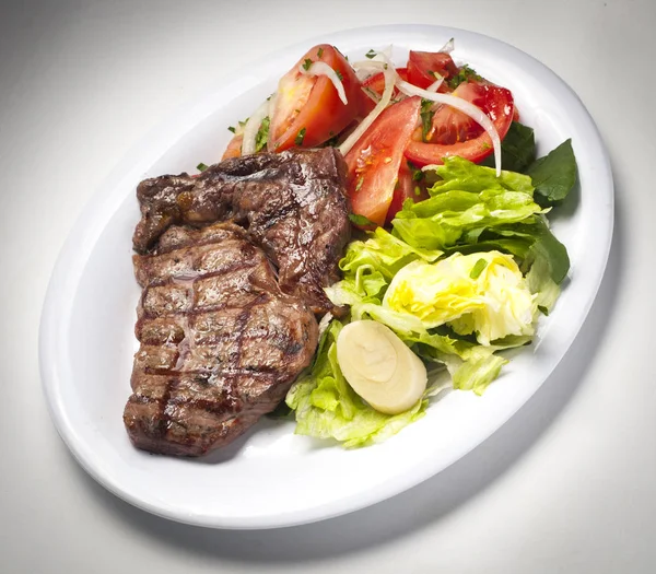 Heerlijke Vleesgerecht Met Salades — Stockfoto