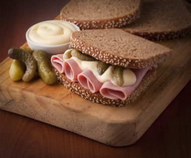 lezzetli ve taze mortadella sandviç turşu ile