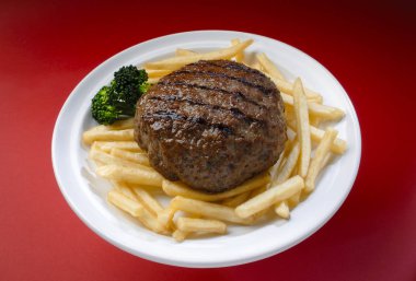 Kızarmış patates ve brokoli ile lezzetli hamburger plaka