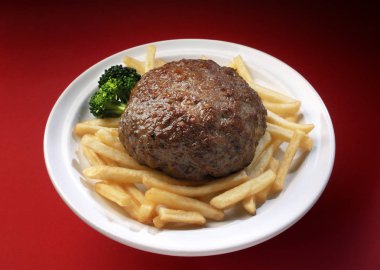 Kızarmış patates ve brokoli ile lezzetli hamburger plaka