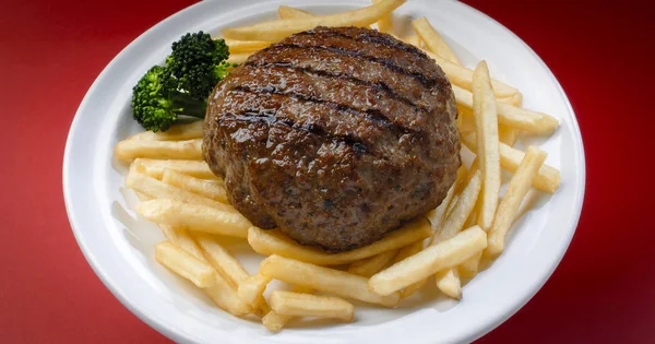 Heerlijke Hamburger Plaat Met Patat Broccoli — Stockfoto