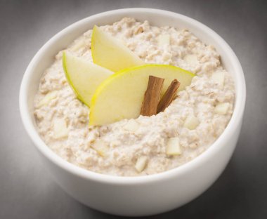 Yulaf, süt ve ürün paketinde kullanmak için çilek ile pota