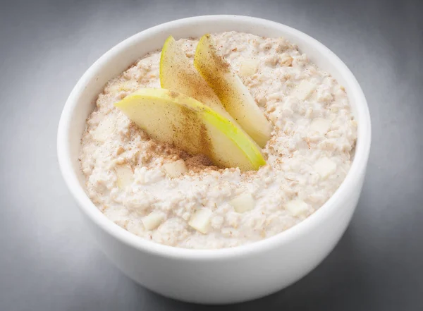 Yulaf, süt ve ürün paketinde kullanmak için çilek ile pota