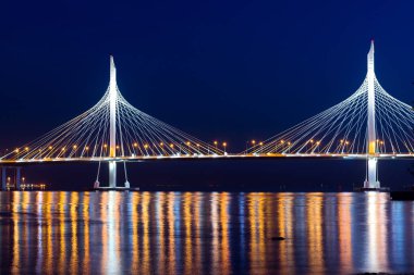 Askılı köprü St. Petersburg, Rusya'nın Batı yüksek hızlı çapı yollar bağlanır. Gece aydınlatma Köprüsü'nün Peter'ın fairway suda yansıtılır. Modern endüstriyel yolun yapıları