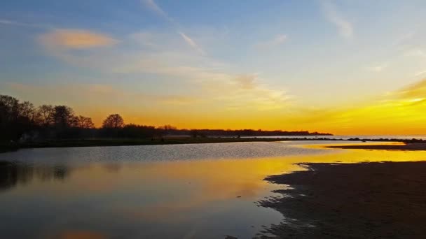Захід сонця над водою Фінської затоки, Форт Shanets — стокове відео