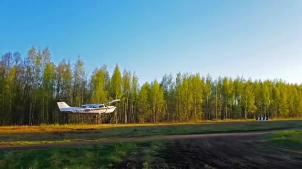 Lätta personbilar planet landar på en privat flygplats — Stockvideo