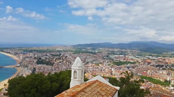 Ακτή παραθαλάσσιο θέρετρο Blanes, κάστρο San Juan στην Ισπανία — Αρχείο Βίντεο