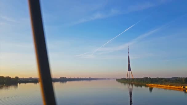 Paisagem de Riga ao amanhecer na Letônia, torre de TV — Vídeo de Stock