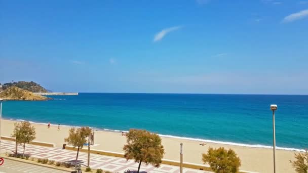 Costa de playa soleada en Blanes, Costa Brava — Vídeo de stock