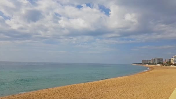 Costa de playa nublada en Blanes, Costa Brava España — Vídeos de Stock