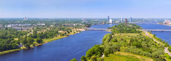 Вид с телебашни на Ригу с воздуха. Даугава, Латвия — стоковое фото