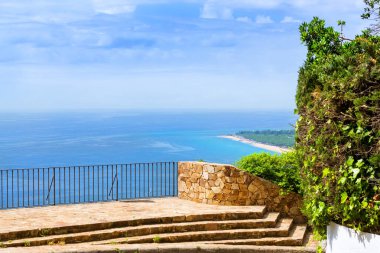 Plaj sahil, taş gözlem güverte, Blanes İspanya