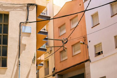 Elektrik, telefon ve internet kablolarının