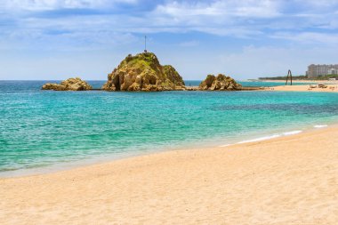 Sa Palomera rock, plaj resort Blanes, İspanya