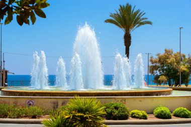 Yuvarlak çeşme. Su jetleri vurmak yukarıya. Blanes, İspanya