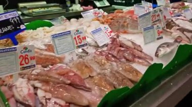 Taze balık, deniz ürünleri ve deniz lezzetleri hipermarket