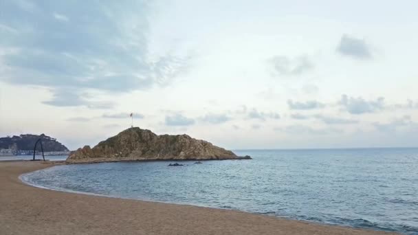 Рок Са Паломера, пляжный курорт Бланес Испания — стоковое видео