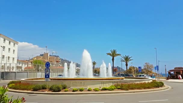 Fuente redonda. Atacaron los chorros de agua. resort Blanes — Vídeo de stock